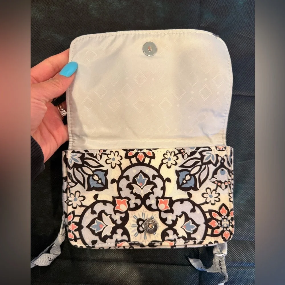 🔥Vera Bradley Quilted Floral Zip Wallet - Cream, Blue & Pink 🔥